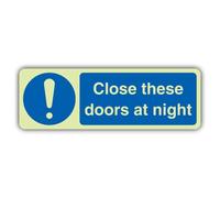 V Safety Glow In The Dark Close These Doors At Night Sign - 450 x 150 mm - Realizzato in vinile autoadesivo triplo bagliore - Segnaletica di sicurezza obbligatoria - Made in Britain
