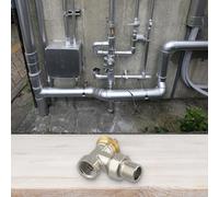 Valvola termostatica angolare compatta in ottone progettata per misure DN15 e DN