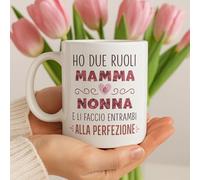 VARZI Tazza Mamma e Nonna - Idea Regalo Festa della Mamma - Ceramica Bianca con Frase Divertente - “Ho Due Ruoli e Li Faccio Entrambi alla Perfezione” -