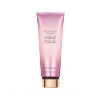 Velvet Petals Body Lotion 236 ml La sua texture leggera e setosa si assorbe rapidamente, lasciando la pelle morbida e confortevole. Questa formula combina i benefici di una lozione e di uno spray idra