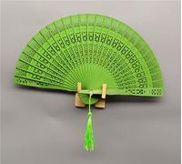 Ventaglio pieghevole portatile, 2 pezzi Ventaglio pieghevole in legno tinto verde Creativo Ventaglio cavo Osso Ventagli portatili grandi con nappa Ventaglio cinese fatto a mano per la festa danzante Matrimonio Home Deco