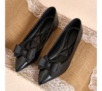 Versatili classiche scarpe flat a punta con fiocco in raso nero. La delicata texture in raso ha una sensazione morbida e di alta qualità. Il dettaglio del fiocco 3D aggiunge un tocco gentile e grazios
