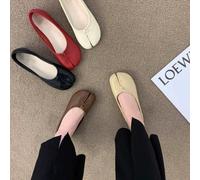 Versione coreana di scarpe a ferro di cavallo con punta divisa per donne con bocca poco profonda, scarpe singole nel nuovo stile 2025, un piede, zoccolo di maiale, scarpe da nonna versatili con suola 