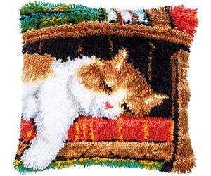 Vervaco Kit Latch Hook Cuscino GATTO CHE DORME SULLO SCAFFALE Kit Gancio Di Chiusura Tappeto ca. 40 x 40 cm Set Ricamo Principianti Casa Decorazioni Attività Creative Adulti Hobby Gobelin Cuscino