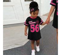 Vestito casual e semplice per bambina, stile sportivo classico e alla moda. Caratteristiche il numero 56 e la scritta "OGNI GIORNO È MEMORABILE" stampati sulle maniche. Stampa a blocchi di colore sull