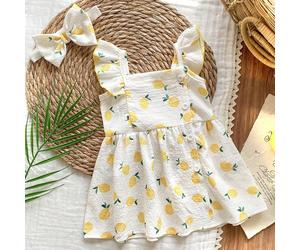 Vestito da neonata estivo con scollo quadrato, volant giallo, con fiocco e fascia per capelli. Lo stile è carino, fresco, dolce e giocoso. Il tessuto lavorato ha uno spessore moderato. La vestibilità 