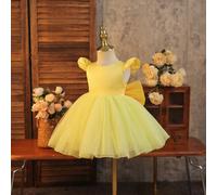 Vestito da principessa per bambina, in rete gialla, con maniche a volant che lo rendono ancora più carino e giocoso. L'orlo è pieno di un vestito in rete di perle e sul retro c'è un grande fiocco di r