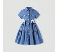 Vestito in denim lavato azzurro chiaro, morbido e confortevole, per la primavera/estate 2026. Design con patta e fiocco sulla tasca frontale, giovanile e carino. Orlo a campana che slancia la gamba. A