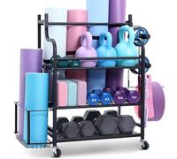 VEVOR Supporto per Tappetino da Yoga, Organizattore per Attrezzi da Palestra, Supporto in Acciaio Verniciato a Polvere con Ganci e Ruote, Supporto per Pesi per Manubri, Kettlebell, Foam Roller