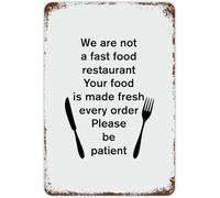 VGFKOSAD Targa in metallo vintage con scritta in lingua inglese "We are Not A Fast Food Restaurant Your Food is Made Fresh Every Order Please Be Patient", decorazione per la casa, per club, bar