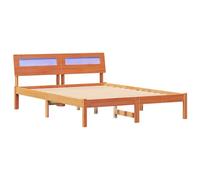 vidaXL Struttura letto Piattaforma marrone Cera, 140 x 190 cm, realizzata in legno di pino massiccio. Ha una finitura opaca, illuminazione LED blu integrata con telecomando e connettore USB. Non-ne