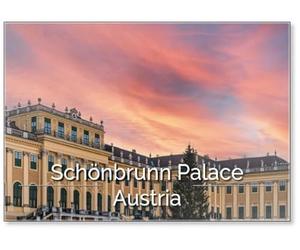 VIENNA, AUSTRIA: Palazzo di Schönbrunn e il suo albero di Natale al tramonto..tradizionale panorama del mercato di Natale al castello di Sissi a Vienna magnete da frigorifero