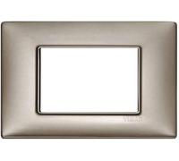 VIMAR 14653.74 PLANA Placca 3 moduli, in metallo, di dimensioni 12 x 8 x 0.9 cm, colore nichel perlato