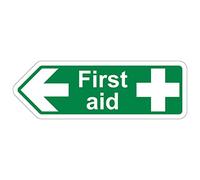 VSafety - Cartello di sicurezza a forma di freccia di primo soccorso a sinistra, 450 x 150, in plastica rigida che si illumina al buio