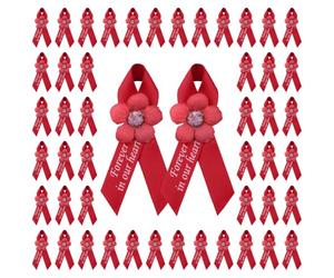 WANDIC 100 spille con nastro a forma di fiore rosso, per sempre nei nostri | Spille commemorative con nastro rosso per la consapevolezza dell'AIDS, per commemorare le malattie cardiache, per funerali