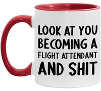 WANJIBAO Tazza con scritta "Look At You Becoming A Flight Attendant and Funny New Job Celebration", colore bianco/rosso, 325 ml