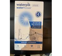 Waterpik - Dispositivo di rimozione della placca dentale con 3 impostazioni di pressione, ideale per viaggi o piccoli bagni con batteria ricaricabile, bianco (WP-560UK)
