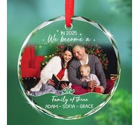 We Become A Family of Three Christmas Ornament 2025, foto e nomi personalizzati 1st Xmas Family of 3 Keepsake Decor, First Time Genitori Vetro Ornament, Immagine personalizzata Bambino Primo Albero di