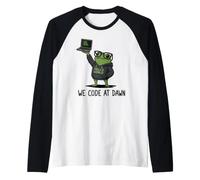 We Code At Dawn Frog Funny Frog Meme Sviluppatore di Programmazione Maglia con Maniche Raglan