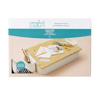 We R Makers Comfort Craft Storage Lap Desk Kit - Supporto da Tavolo con Contenitore -Stazione di Lavoro con Vano Portaoggetti - Incl. Tappetino da Taglio, Forbici, Lente d'Ingrandimento e Righello