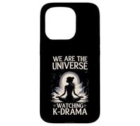 We Universe Watching K-Drama Meditating Fan Custodia per iPhone 15 Pro