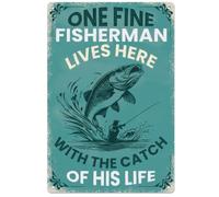 WEBEEDY Targa in latta vintage con scritta "One Fine Fisherman Lives Here With The Catch Of His Life", divertente pittura artistica da parete per uomo, grotta, casa sul lago, regalo per pescatori, 20