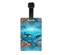 Whales Under The Sea Etichetta per bagagli. Realizzata in PVC con una cinghia staccabile, perfetta per viaggi leggeri e un'etichetta identificativa da viaggio.