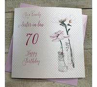 WHITE COTTON CARDS Biglietto di Auguri Compleanno Fatto a Mano con Scritta in Inglese “Happy Birthday to a Lovely Sister-in-Law 70” (Dente di Leone), Bianco