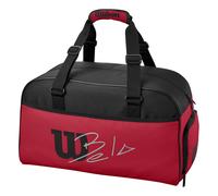 Wilson La piccola borsa Bela mat della collezione Wilson x Bela debut è una scelta affidabile per i giocatori di padel che cercano una borsa elegante e pratica. La borsa da tappetino offre due scomparti principali con spazio sufficiente per due racchette da padel e per l'attrezzatura aggiuntiva. Lo scomparto laterale più piccolo è perfetto per gli oggetti personali. Ispirata a prestazioni leggendarie, questa borsa da tappetino fa bella mostra di sé e convince per la sua durata. CARATTERISTICHE: Ampio scomparto per abbigliamento e scarpe Tasca laterale per gli oggetti più piccoli e gli effetti personali Maniglia imbottita per il trasporto Piedi in plastica sul fondo per evitare usura e graffi
