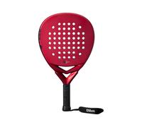 Wilson Bela Junior ispira i giocatori più piccoli a raggiungere la vetta dello sport. Questa racchetta, progettata in collaborazione con la leggenda del padel Fernando Belasteguin, è più corta e più leggera per offrire ai giocatori più piccoli, in fase di sviluppo, un eccezionale mix di gioco, comfort e potenza. Tra le caratteristiche degne di nota spiccano la texture Arrow-Grip sulla superficie della racchetta per spin extra e il cordino per il polso con la scritta “Un Belasteguin Nunca Se Rinde”, ossia “Un Belasteguin non si arrende mai.” La tecnologia Fiberglass Weave offre un mix di stabilità e reattività della racchetta da paddle La tecnologia Core EVA Foam presenta una schiuma a bassa densità per prestazioni stabili e per una sensazione di comfort e morbidezza La texture Arrow-Grip presenta un motivo a punta di freccia sulla superficie della racchetta per una sensibilità eccezionale e uno spin extra Il grip Sublime comprende una miscela ideale di morbidezza, aderenza e comfort con ulteriore assorbimento dell’umidità grazie a microperforazioni sulla superficie La lunghezza inferiore e il peso minore sono ideali per i giocatori più piccoli che stanno sviluppando il proprio gioco