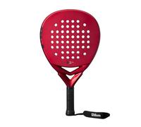 Wilson Bela Junior ispira i giocatori più piccoli a raggiungere la vetta dello sport. Questa racchetta, progettata in collaborazione con la leggenda del padel Fernando Belasteguin, è più corta e più leggera per offrire ai giocatori più piccoli, in fase di sviluppo, un eccezionale mix di gioco, comfort e potenza. Tra le caratteristiche degne di nota spiccano la texture Arrow-Grip sulla superficie della racchetta per spin extra e il cordino per il polso con la scritta “Un Belasteguin Nunca Se Rinde”, ossia “Un Belasteguin non si arrende mai.” La tecnologia Fiberglass Weave offre un mix di stabilità e reattività della racchetta da paddle La tecnologia Core EVA Foam presenta una schiuma a bassa densità per prestazioni stabili e per una sensazione di comfort e morbidezza La texture Arrow-Grip presenta un motivo a punta di freccia sulla superficie della racchetta per una sensibilità eccezionale e uno spin extra Il grip Sublime comprende una miscela ideale di morbidezza, aderenza e comfort con ulteriore assorbimento dell’umidità grazie a microperforazioni sulla superficie La lunghezza inferiore e il peso minore sono ideali per i giocatori più piccoli che stanno sviluppando il proprio gioco