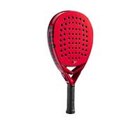 Wilson La Team Bela, racchetta da padel che offre il gioco più immediato della nuovissima collezione Fernando Belasteguin di Wilson, mira a migliorare il tuo gioco e farti calare nella parte mentre lo fai. Le caratteristiche principali includono un materiale in fibra di vetro intrecciata per una maggiore stabilità, una texture della superficie con motivo a freccia per uno spin maggiore e un design elegante evidenziato da dettagli a infrarossi e dalla firma di Bela. Una storia ispiratrice che ha consentito a questo grande atleta di superare tutti gli infortuni e diventare uno dei più grandi giocatori di tutti i tempi contro ogni aspettativa, Bela cerca di ispirare la leggenda nascosta dentro di te. La racchetta include un cordino da polso con la scritta “Un Belasteguin non molla mai” in spagnolo con la calligrafia di sua figlia, fonte di ispirazione per Bela quando ha dovuto affrontare uno degli ostacoli più difficili sia dentro che fuori dal campo. La tecnologia Fiberglass Weave offre un mix di stabilità e reattività della racchetta da paddle La tecnologia Core EVA Foam presenta una schiuma a bassa densità per prestazioni stabili e per una sensazione di comfort e morbidezza La texture Arrow-Grip presenta un motivo a punta di freccia sulla superficie della racchetta per una sensibilità eccezionale e uno spin extra Il grip Sublime comprende una miscela ideale di morbidezza, aderenza e comfort con ulteriore assorbimento dell’umidità grazie a microperforazioni sulla superficie