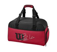 Wilson La piccola borsa Bela mat della collezione Wilson x Bela debut è una scelta affidabile per i giocatori di padel che cercano una borsa elegante e pratica. La borsa da tappetino offre due scomparti principali con spazio sufficiente per due racchette da padel e per l'attrezzatura aggiuntiva. Lo scomparto laterale più piccolo è perfetto per gli oggetti personali. Ispirata a prestazioni leggendarie, questa borsa da tappetino fa bella mostra di sé e convince per la sua durata. CARATTERISTICHE: Ampio scomparto per abbigliamento e scarpe Tasca laterale per gli oggetti più piccoli e gli effetti personali Maniglia imbottita per il trasporto Piedi in plastica sul fondo per evitare usura e graffi