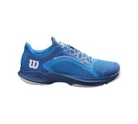 Wilson Riflessi veloci che vi portano più lontano sul campo Le scarpe Hurakn 2.0 di Wilson garantiscono la possibilità di raggiungere ogni pallone grazie a una rapida manovrabilità. Questa scarpa ultraleggera e traspirante è dotata di una suola appositamente progettata per il movimento sul campo da padel. L'intersuola è costituita da un telaio Pro Torque Chassis che offre una maggiore stabilità durante gli scatti da un lato all'altro del campo. Il contrafforte del tallone in TPU, specificamente progettato per aumentare la stabilità, il supporto dell'arco plantare e il comfort, offre una vestibilità aderente alla parte superiore del piede. Oltre a offrire comfort e stabilità, queste scarpe sono realizzate con fili di plastica riciclati. Di conseguenza, offrono un eccellente comfort in campo e allo stesso tempo proteggono l'ambiente. I punti di forza delle Wilson Hurakn La tecnologia Vault offre la massima stabilità e flessibilità Il contrafforte del tallone in TPU offre un livello superiore di stabilità, supporto dell'arco plantare e controllo La minore densità di EVA migliora il comfort e la manovrabilità La struttura OrthoLite tagliata al vivo offre un'eccellente combinazione di sostegno e comfort La mescola di gomma garantisce resistenza all'abrasione e massima trazione su tutte le superfici L'intersuola in EVA contiene fili di plastica riciclata per un'eccellente reattività e un migliore impatto ambientale 45 1/3