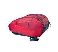 Wilson Il design vivace e la semplice funzionalità si scontrano nella Youth Padel Racket Bag. Sapientemente realizzata con materiale 100% poliestere per una durata affidabile, questa borsa contiene due grandi scomparti principali che contengono fino a quattro racchette da padel e attrezzature extra per il padel o l'abbigliamento necessario per i viaggi sui campi. Per gli oggetti personali più piccoli, due tasche per accessori con cerniera su entrambi i lati della borsa offrono uno spazio conveniente e separato. La borsa include cinghie regolabili e una maniglia per modalità alternative di trasporto. Sub-Department: Racketbag Bag Dimensions: 20 x 8 x 10" / 51 x 20 x 25.5 cm Fabric Composition: 100% Polyester CARATTERISTICHE Due grandi scomparti principali per contenere fino a 4 pagaie, attrezzatura da padel e abbigliamento Due piccole tasche con cerniera per accessori su ogni lato per un'ulteriore conservazione Cinghie dello zaino imbottite e regolabili Maniglia a nastro sulla parte superiore