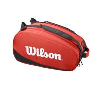 Wilson La borsa da paddle perfetta riassunta in poche parole: Tour Red Padel Bag. Questa borsa offre spazio per tutto l'essenziale e molto di più: due scomparti principali che possono contenere fino a sei racchette, una tasca interna per un computer portatile o un tablet e una tasca per gli accessori, perfetta per gli oggetti personali più piccoli. Grazie alla fodera Thermoguard che protegge uno degli scomparti principali, le racchette sono al sicuro dalle temperature estreme. Il design speciale nei classici colori Wilson porta il gioco a un nuovo livello ovunque si vada.