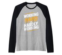 Working Hard Or Hardly Working Divertente Scritta Design Maglia con Maniche Raglan