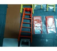 WWE TLC PLAYSET VARI COLORI ( 2 SEDIE,1 TAVOLO,1 SCALA) GRIGIO,GIAL,ARANCIO,NERO