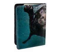 Wykjtwo Divertente cane nero Labrador Retriever che nuota con il volto espressivo, Porta passaporto da viaggio in pelle PU Custodia per passaporto Copertine per passaporto da 6,5 pollici