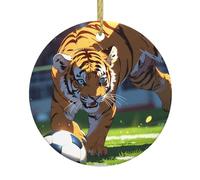 WZYWHJ Ciondolo rotondo in ceramica di Natale, 7,4 cm, decorazione da appendere all'albero, ornamento per negozi e case, cucciolo di tigre che gioca a calcio