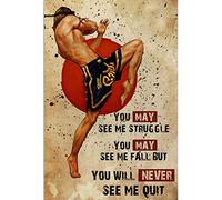 XIAOQIU Targa in metallo con scritta in lingua inglese "Muay Thai You May Seeme Struggle You May See Me Fall but You Will Never Seeme Quit", stile vintage, in metallo, decorazione per casa, garage