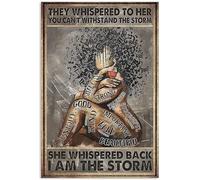 XIAOQIU Targa in metallo con scritta in lingua inglese "They Whispered to Her You Can't Whispered The Storm She Whispered Back I Am The Storm", in alluminio, stile vintage, decorazione da parete per