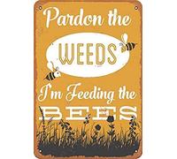 Xiddxu Targa in latta vintage da parete, poster retrò in metallo con scritta "Pardon The Weeds I'm Feeding The Bees" Home Gate Garden Bar Restaurants Cafes Office Store Pub Club Sign Gift 14 x 20 cm