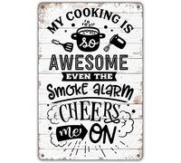 Xiddxu Targa in metallo retrò, 14,9 x 20,3 cm, con scritta in inglese "My Cooking is Awesome Even The Smoke Alarm Cheers Me On", divertente decorazione da parete per la casa, poster in metallo, stile