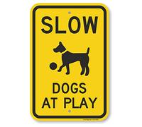 XingFox Cartello in metallo Slow - Dogs At Play, nero e giallo, per esterni e interni, 12x16 pollici