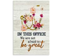 XingFox Letreros de metal con texto En esta oficina tenemos miedo de ser grandes, decoración de pared para el consultorio médico, hogar, dormitorio, cueva, 8 x 12 pulgadas