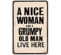 XKKLJH Targa in metallo vintage con scritta in lingua inglese "A Nice Woman and A Grumpy Old Man Live Here", decorazione da parete per casa, ufficio, bar, pub, caffetteria, uomo, 15 x 20 cm