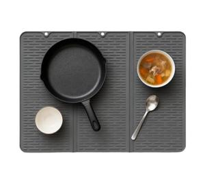xSolution pratique et bien rangée : le couvercle de table de cuisson au design fonctionnel permet un nettoyage sans effort des déversements et une suspension facile pour un rangement peu encombrant. C
