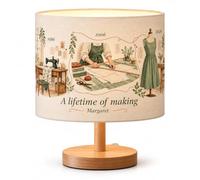 YASTOOLS Lampada personalizzata con storia di una carriera sartoriale | Due o tre tappe del lavoro diventano scene illustrate sul paralume in tessuto, con nome, titolo e anni scelti.