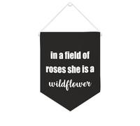 Yelolyio Bandiera da parete in tela con citazione ispiratrice in un campo di rose, she is a Wildflower Wall Art Hanging Banner Home Office Decor 25,4 x 30,5 cm tela banner regali di inaugurazione